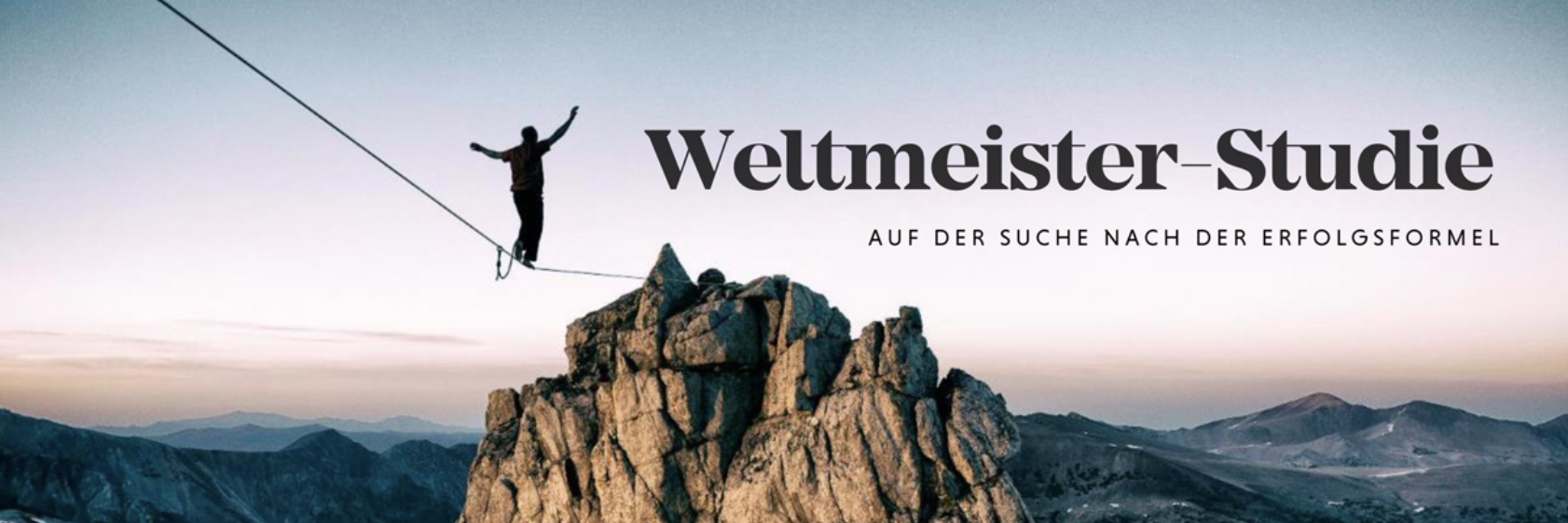 Person balanciert auf einer Slackline zwischen Berggipfeln